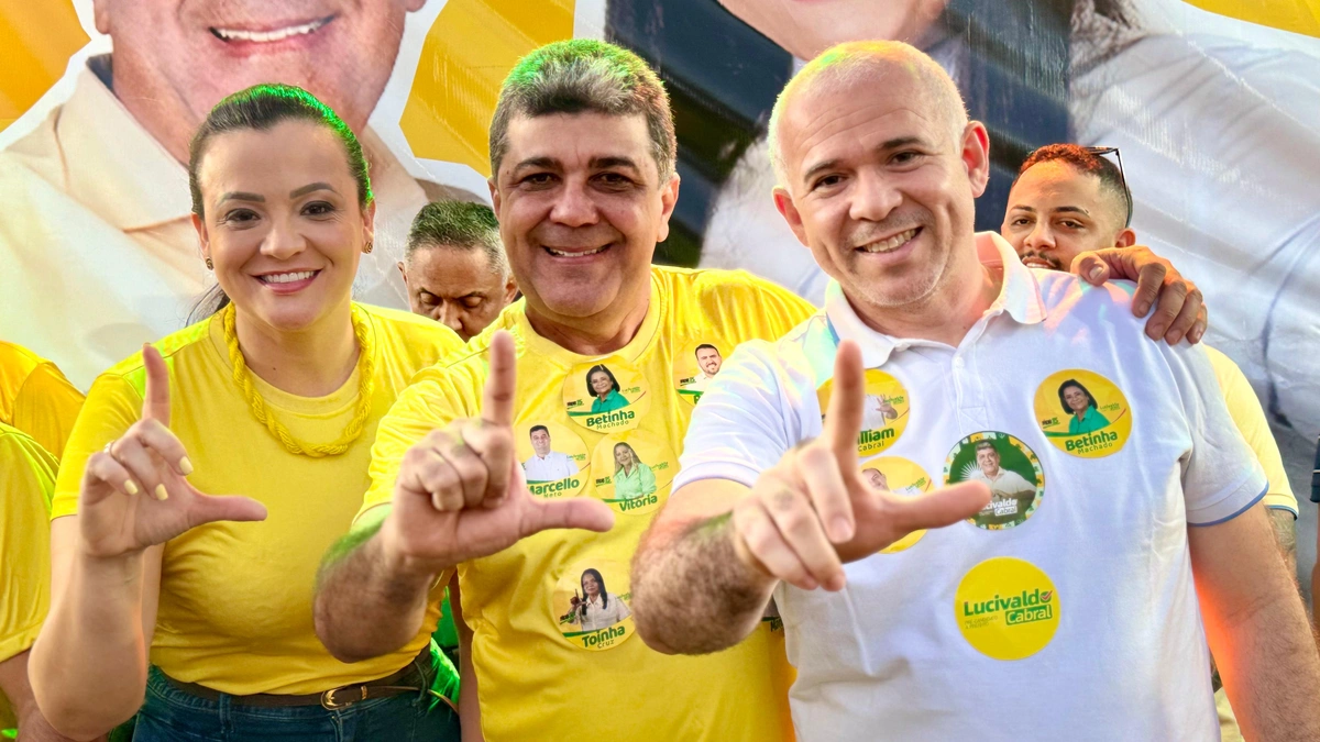 Lucivaldo Cabral junto de Larissa Pessoa e do deputado Tiago Vasconcelos