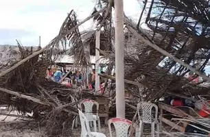 Mulher derruba barraca após deitar e se balançar em rede no litoral do Piauí (Foto: Reprodução)
