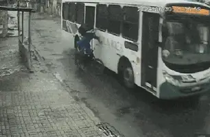 Ônibus quase passa por cima de entregador de aplicativo no Rio (Foto: Reprodução)