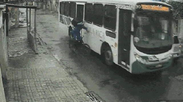 Ônibus quase passa por cima de entregador de aplicativo no Rio