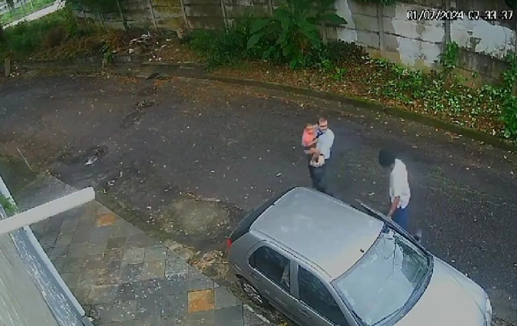 Pai tem carro roubado na frente da filha de 3 anos por homem encapuzado na Bahia