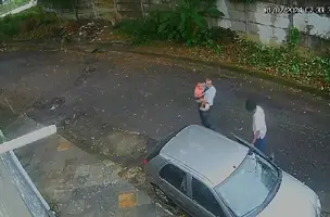 Pai tem carro roubado na frente da filha de 3 anos por homem encapuzado na Bahia (Foto: Reprodução)