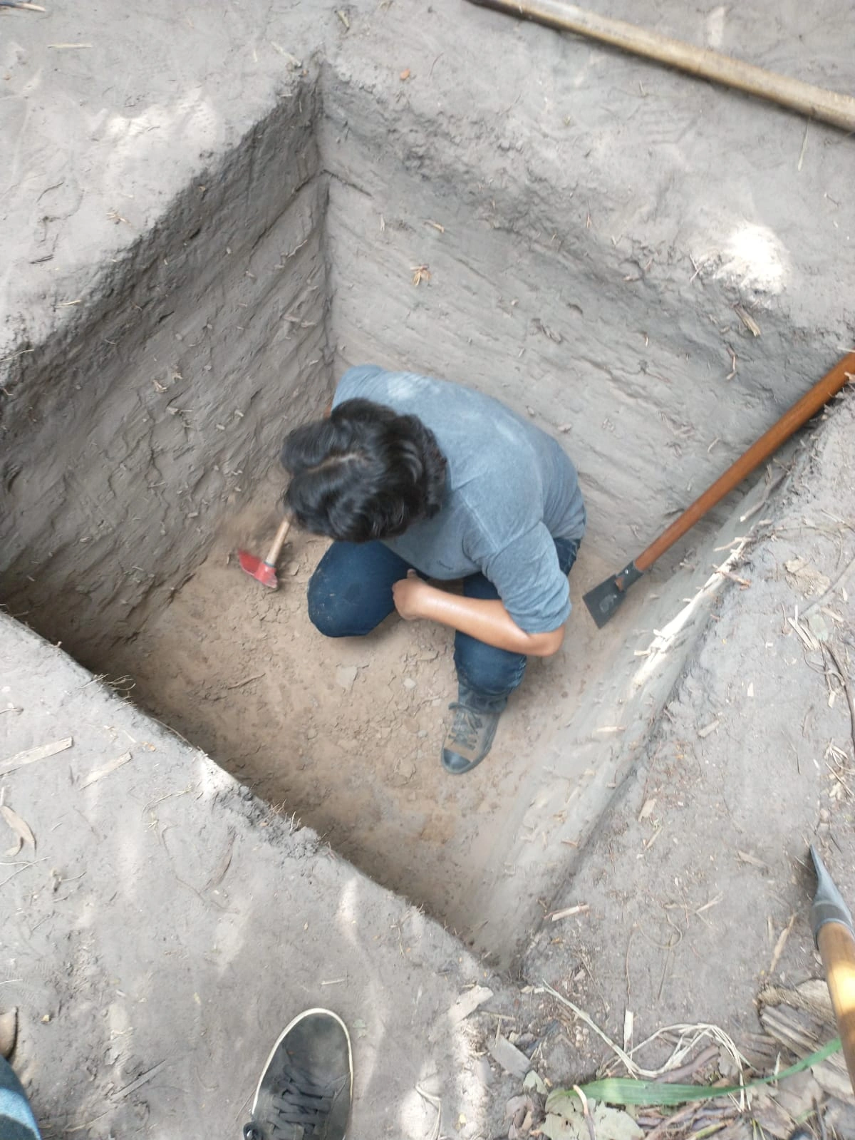 Professor de Arqueologia, Ângelo Correa, em Sítio Arqueólogico na UFPI