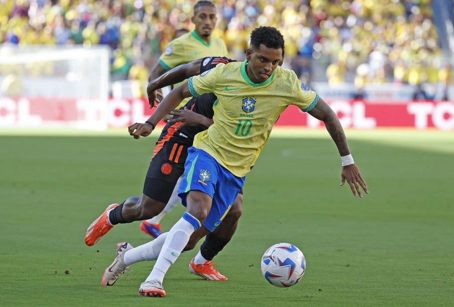 Rodrygo tenta levar a Seleção para o ataque no jogo que terminou empatado com a Colômbia