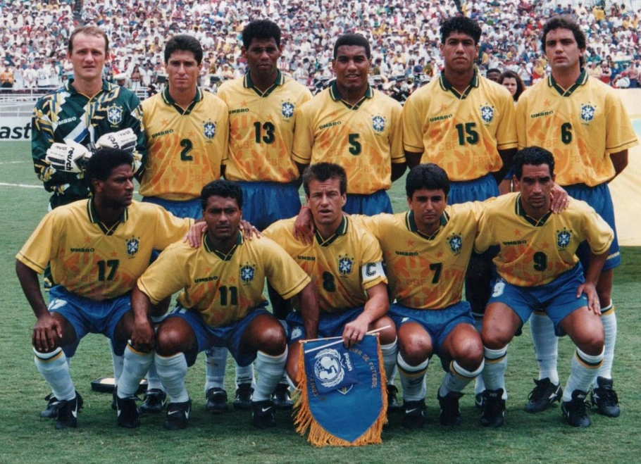 Seleção Brasileira tetracampeã do mundo: Taffarel, Jorginho, Aldair, Mauro Silva, Márcio Santos e Branco (em pé). Mazinho, Romário, Dunga, Bebeto e Zinho (agachados)