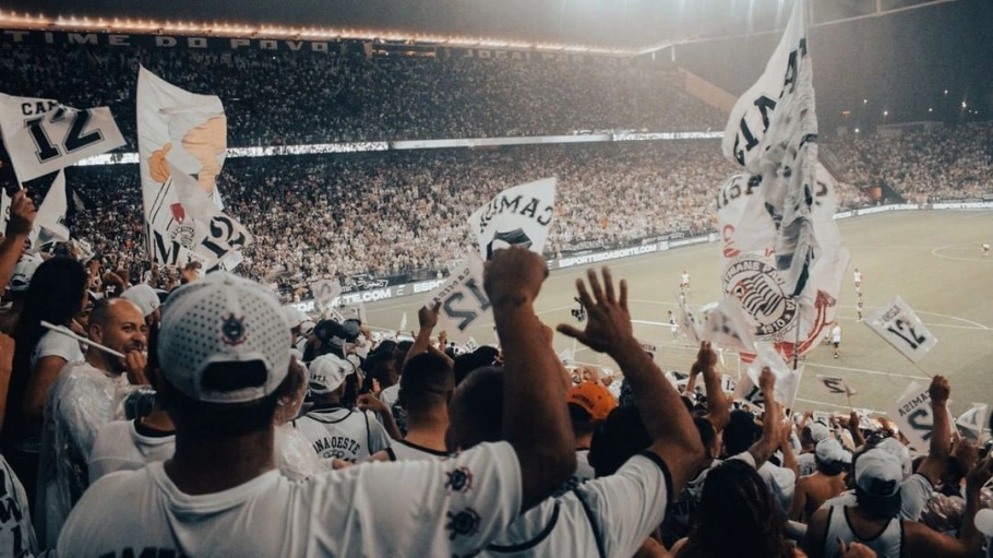 Torcida do Corinthians apoia o time na Copa do Brasil