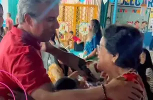 Vereador Thiago Carvalho e a ex-prefeita Socorro Waquim se cumprimentam antes do leilão (Foto: Reprodução)