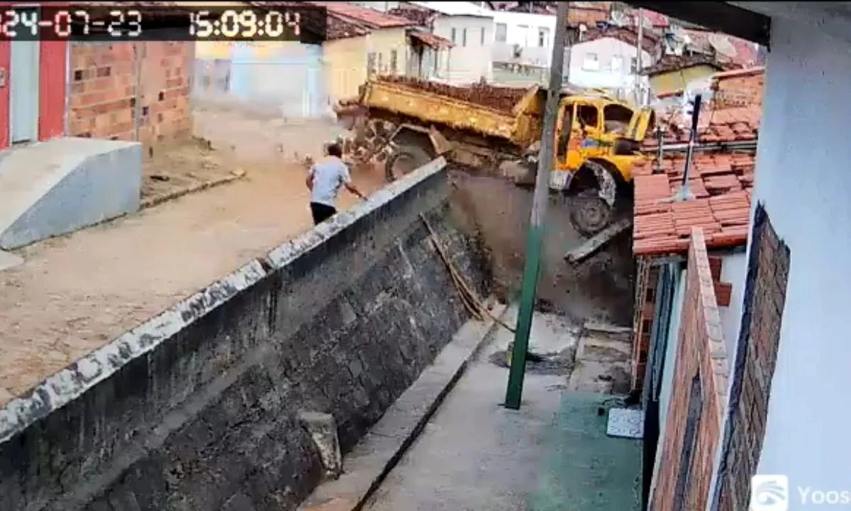 Vídeo flagra carreta desgovernada invadindo casas após perder controle na Bahia