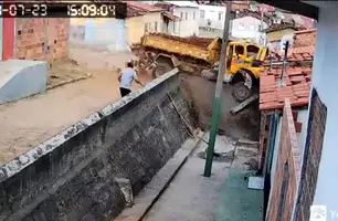 Vídeo flagra carreta desgovernada invadindo casas após perder controle na Bahia (Foto: Reprodução)