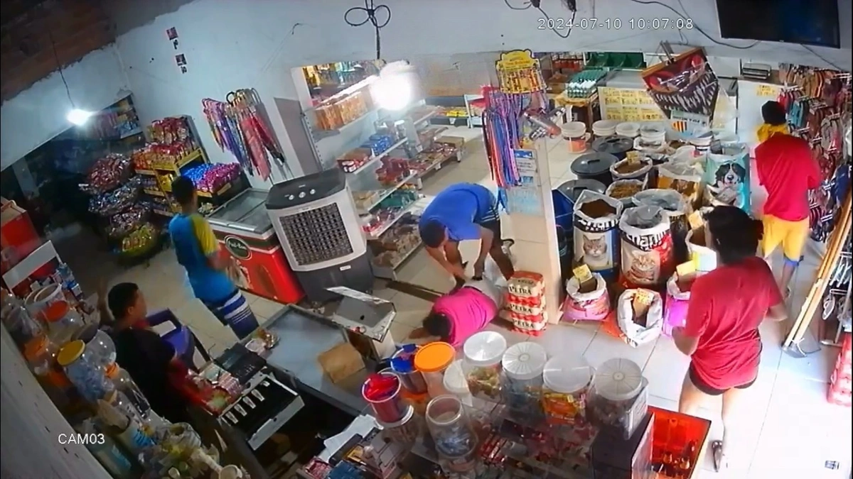 Vídeo flagra cinco criminosos fazendo arrastão dentro de comércio em Timon