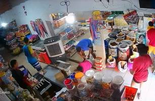 Vídeo flagra cinco criminosos fazendo arrastão dentro de comércio em Timon (Foto: Reprodução)
