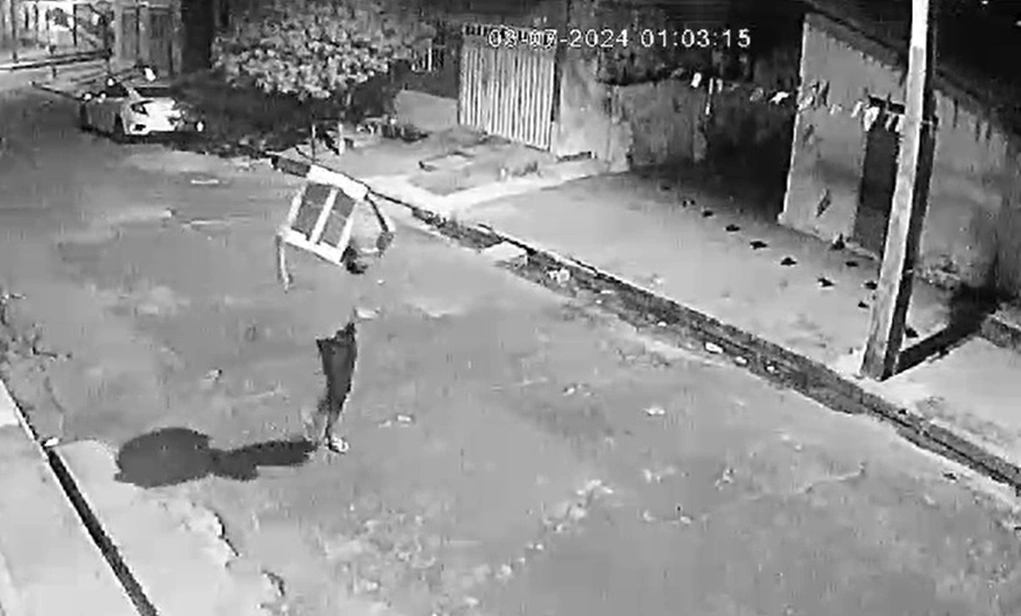 Vídeo flagra homem furtando condensador