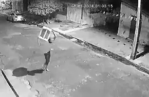 Vídeo flagra homem furtando condensador (Foto: Reprodução)