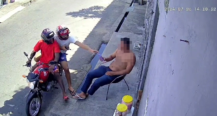 Vídeo: vítima entrega celular com 'tranquilidade' durante assalto em Teresina