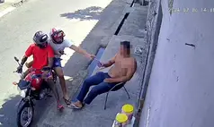 Vídeo: vítima entrega celular com 'tranquilidade' durante assalto em Teresina