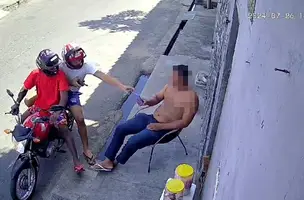 Vídeo: vítima entrega celular com 'tranquilidade' durante assalto em Teresina (Foto: Reprodução)