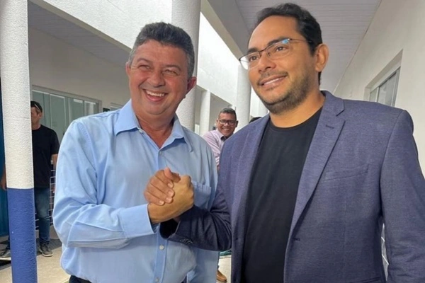 Zé Antônio ao lado do prefeito Assis Ramos; Pré-candidatura minada pela má gestão de Assis