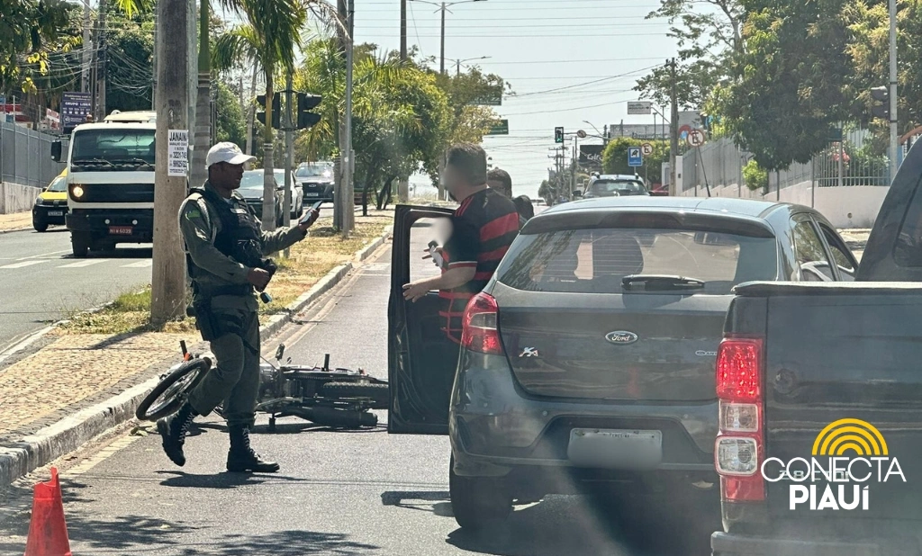 Acidente entre carro e moto deixa trânsito congestionado em avenida de Teresina