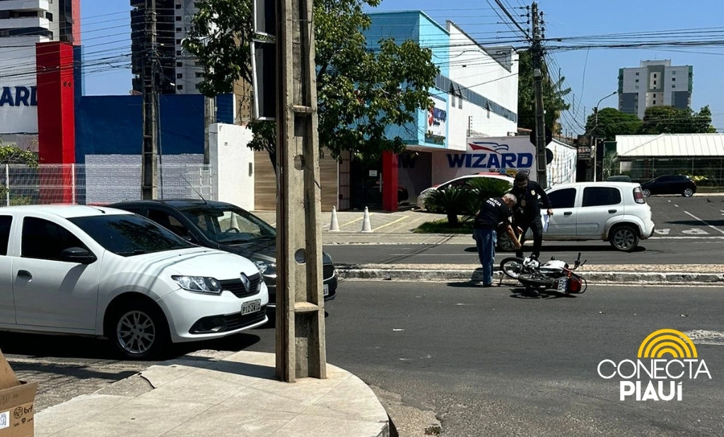 Acidente entre carro e moto deixa trânsito congestionado em avenida de Teresina