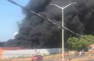 Assista: Timon registra incêndio em garagem da empresa R.A. Viagens (Foto: Reprodução)