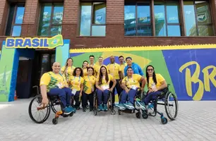Atletas brasileiros posam em frente ao prédio do Brasil na Vila Paralímpica (Foto: Isabela Vergani/CPB)