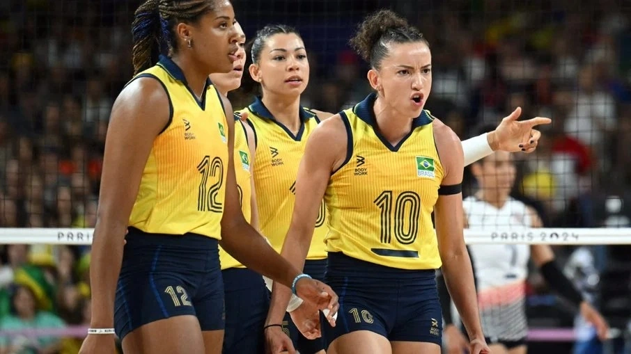 Brasil bate Rep. Dominicana e segue invicto às semifinais