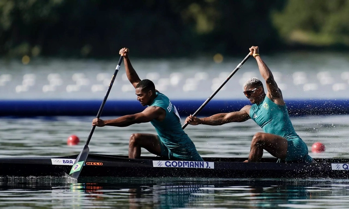 Canoagem: Isaquias Queiroz e Jacky Godmann vencem bateria e seguem à semi no 500m