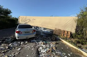 Carreta tomba na BR-343 (Foto: Conecta Piauí)