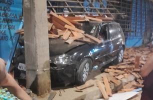 Carro invade calçada e destrói fachada de comércio após perder controle em Teresina (Foto: Reprodução)