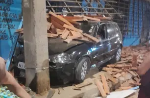 Carro invade calçada e destrói fachada de comércio após perder controle em Teresina (Foto: Reprodução)