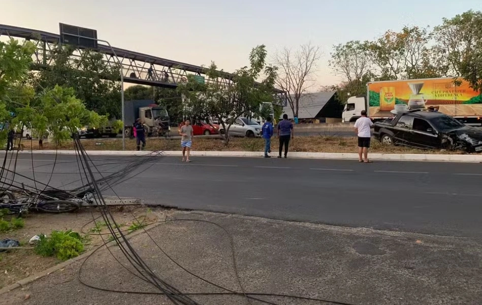 Ciclista é atingido após caminhão puxar fiação e derrubar poste em Teresina