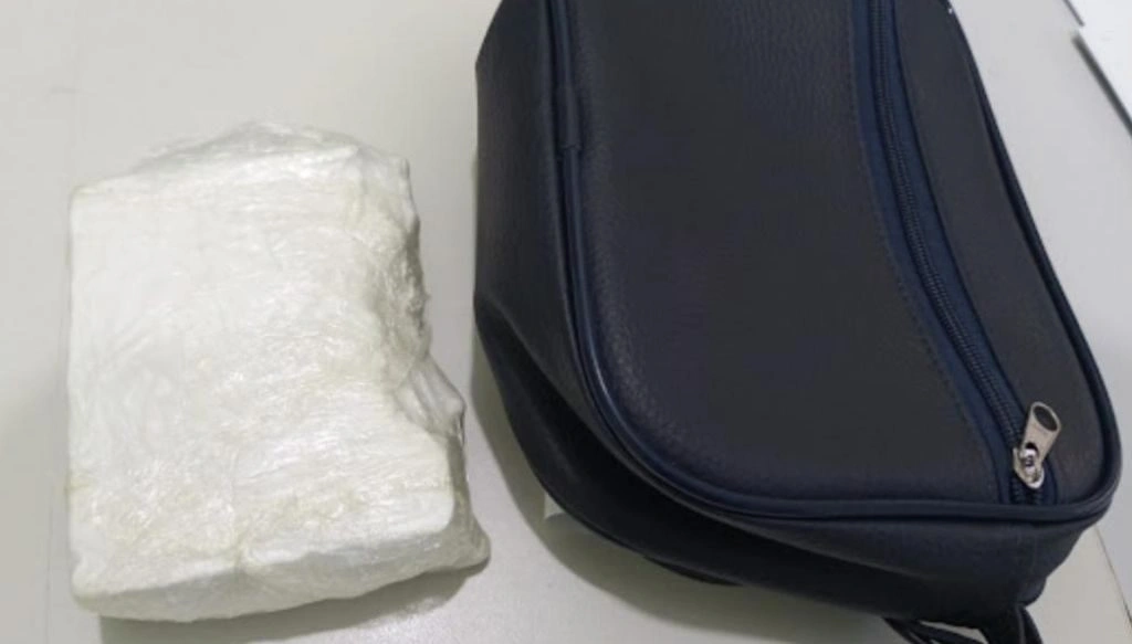 Cocaína escondida dentro de lixeiro de ônibus