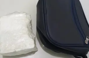 Cocaína escondida dentro de lixeiro de ônibus (Foto: Reprodução)