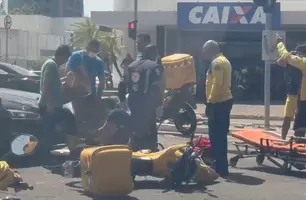 Colisão entre motocicleta dos Correios e carro deixa entregador ferido em Teresina (Foto: Conecta Piauí)