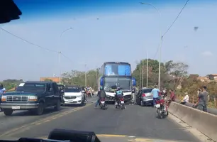Colisão entre ônibus e carro causa congestionamento na BR-343 em Teresina (Foto: Reprodução)