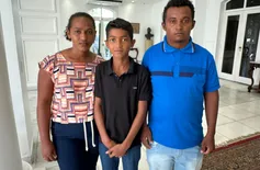 Criança do Piauí que viralizou treinando salto com vara visita o Palácio de Karnak