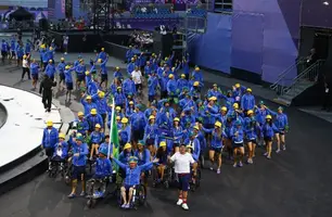 Delegação brasileira entra na Place de la Concorde (Foto: Sílvio Ávila/CPB)