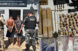 Dupla é presa com drogas dentro de casa usada como ‘covil do tráfico’ em Altos (Foto: Divulgação/Polícia Civil)