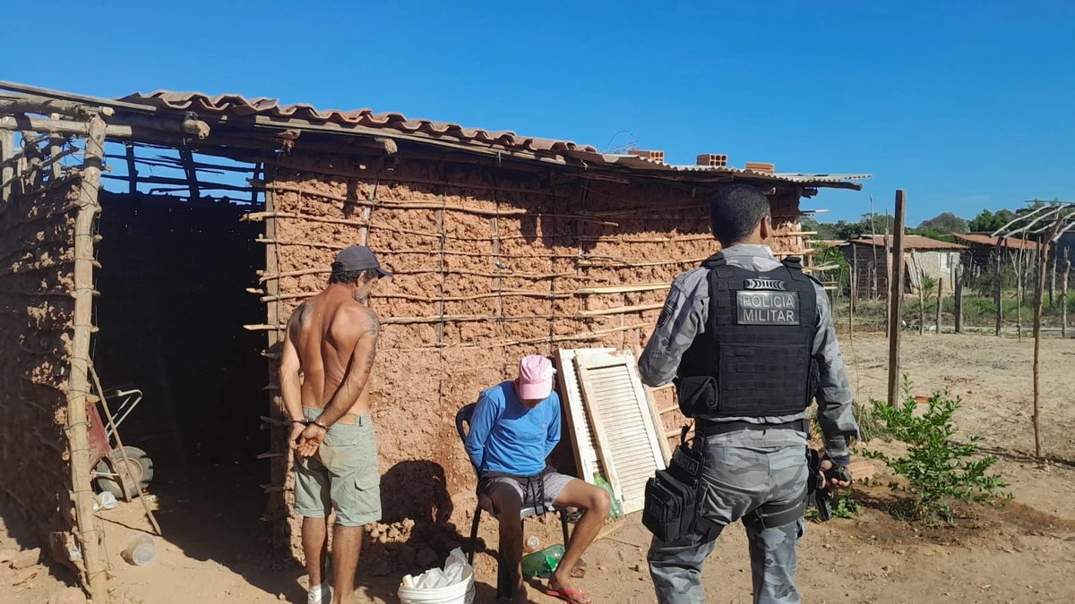 Dupla é presa em flagrante comercializando drogas em invasão em Teresina