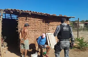 Dupla é presa em flagrante comercializando drogas em invasão em Teresina (Foto: Divulgação)