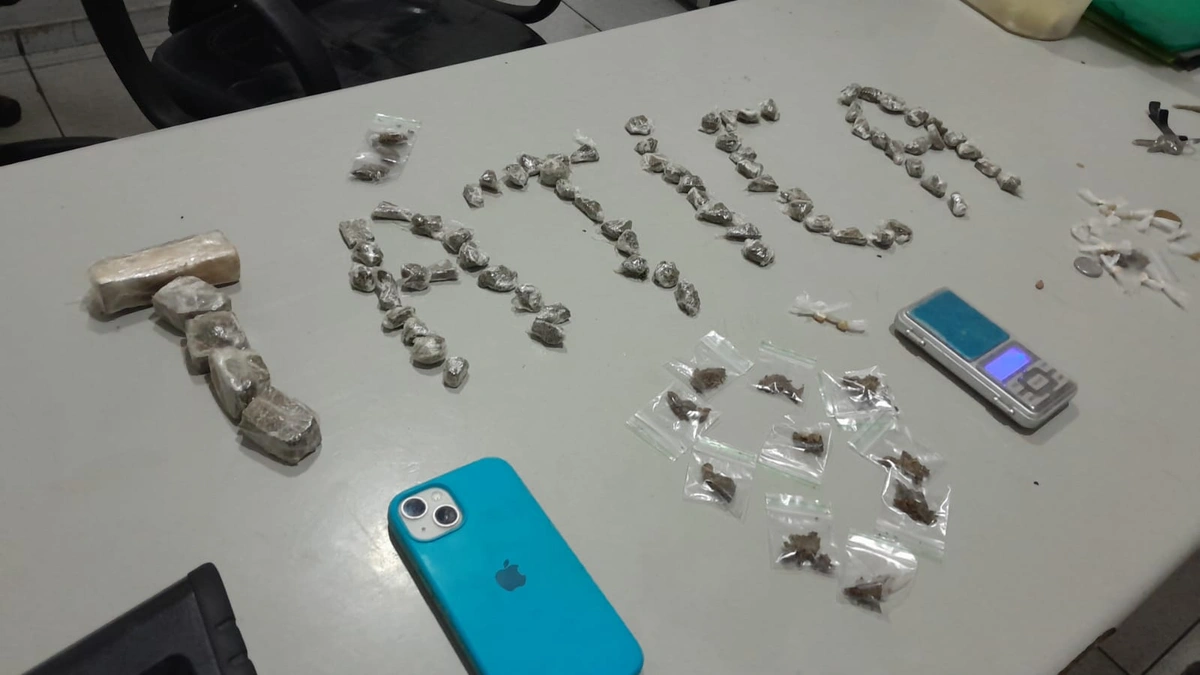 Dupla é presa em flagrante comercializando drogas em invasão em Teresina