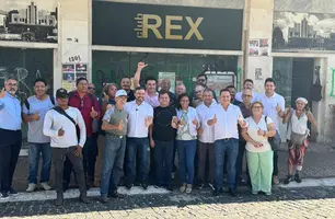 Fábio Novo visita Cine Rex após anúncio de futura instalação de escola de cinema (Foto: Tiago Moura/Conecta Piauí)