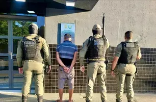 Homem foi preso por tráfico e tentou subornar policiais (Foto: Reprodução)