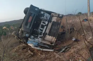 Homem morreu após ser arremessado de caminhão, que tombou em seguida (Foto: Reprodução)