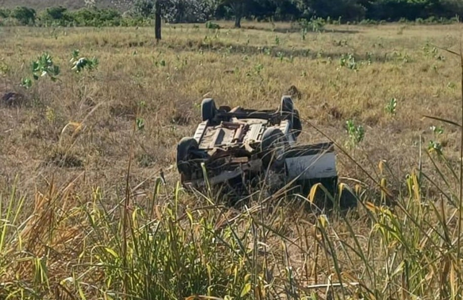 Jovem fica gravemente ferido após carro capotar na BR 135 em Santa Luz