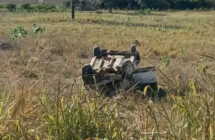 Jovem fica gravemente ferido após carro capotar na BR 135 em Santa Luz (Foto: Reprodução)