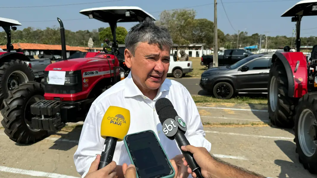 Ministro Wellington Dias entrega 45 tratores para municípios piauienses