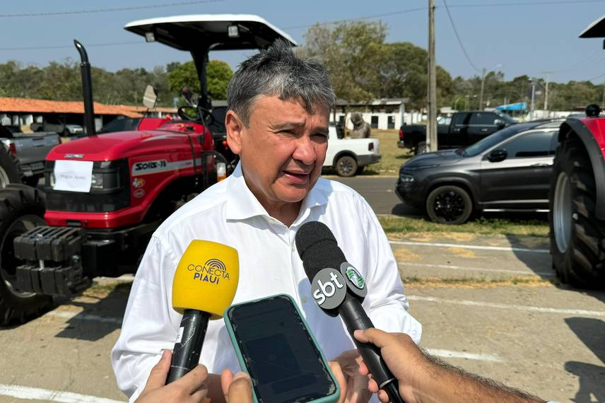 Ministro Wellington Dias entrega 45 tratores para municípios piauienses Ministro Wellington Dias entrega 45 tratores para municípios piauienses