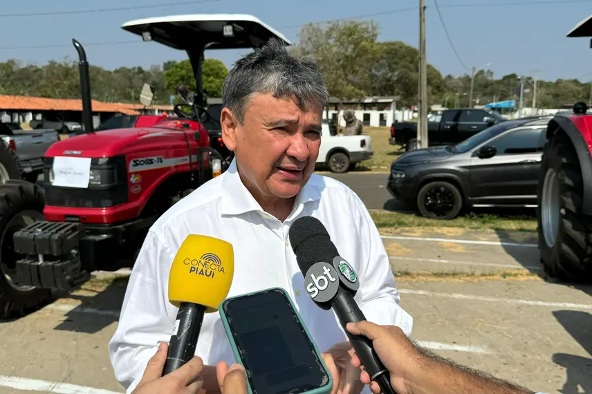 Ministro Wellington Dias entrega 45 tratores para municípios piauienses