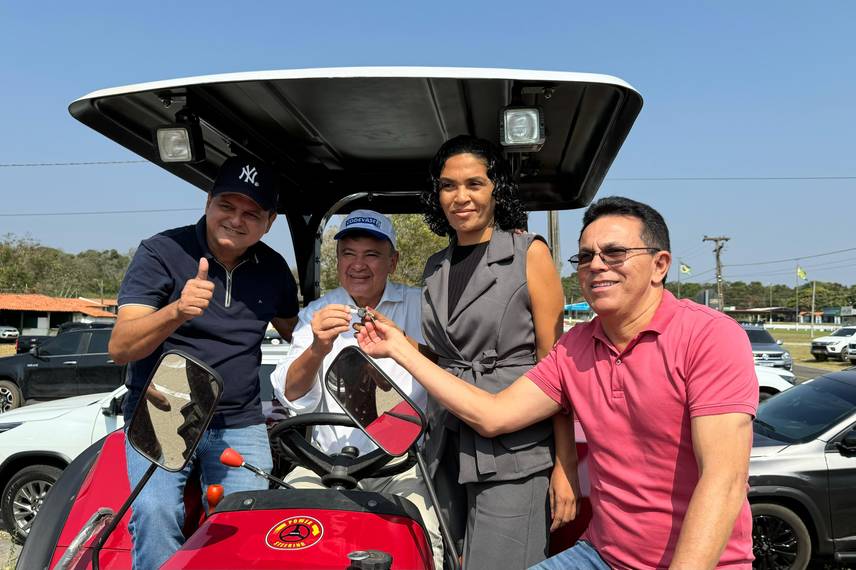 Ministro Wellington Dias entrega 45 tratores para municípios piauienses Ministro Wellington Dias entrega 45 tratores para municípios piauienses